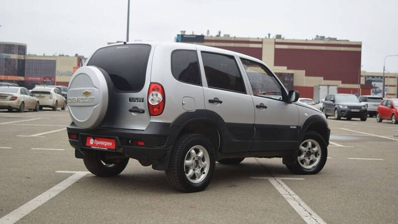 В деревню, в глушь, в Саратов: гид по покупке Chevrolet Niva