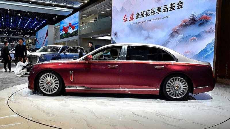 Hongqi Guoya: роскошный гибридный седан готов дать бой Mercedes-Maybach S-класса