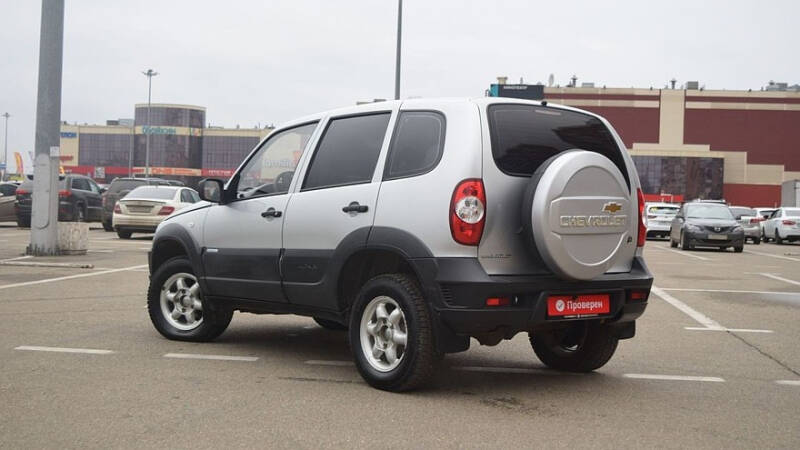 В деревню, в глушь, в Саратов: гид по покупке Chevrolet Niva