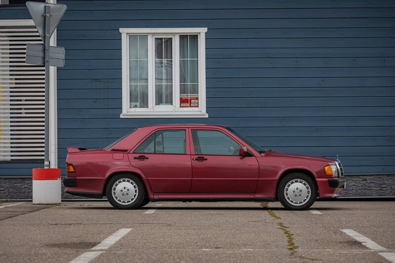 Спорт, британский мотор и активная подвеска: опыт владения Mercedes-Benz 190E 2.5-16 Cosworth