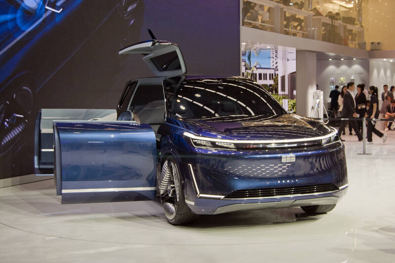 Geely показала в Пекине предвестника нового флагманского кроссовера: живые фото