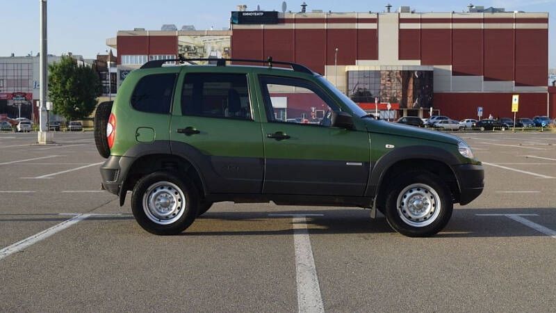 В деревню, в глушь, в Саратов: гид по покупке Chevrolet Niva