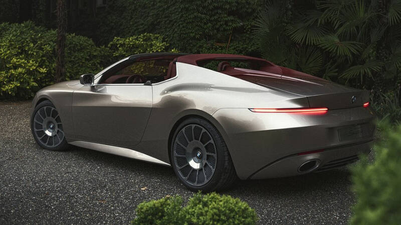 BMW представила концепт Skytop с битурбомотором V8 и чертами BMW Z8