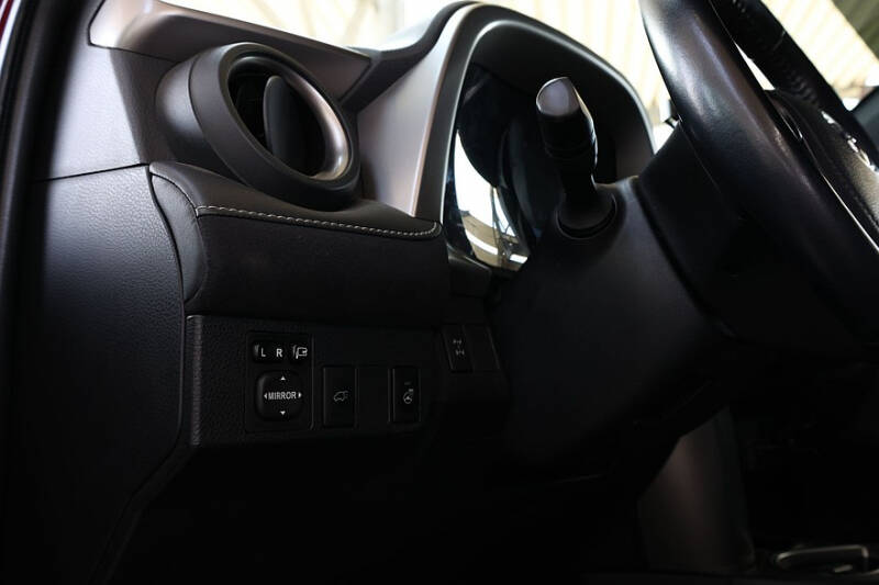 Toyota RAV4 IV (XA40) с пробегом: идеальный ржавеющий кузов, потные фары и тысяча мелочей