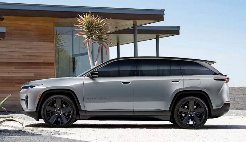 Мощный Jeep Wagoneer S сравнили с главным конкурентом от Tesla на новых кадрах