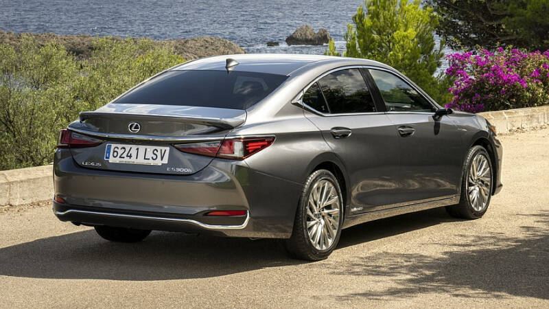Обновлённый Lexus ES: первые изображения