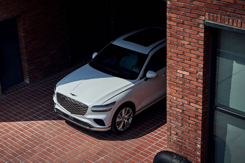 Обновлённый Genesis GV70 поступил в продажу: теперь без дизеля