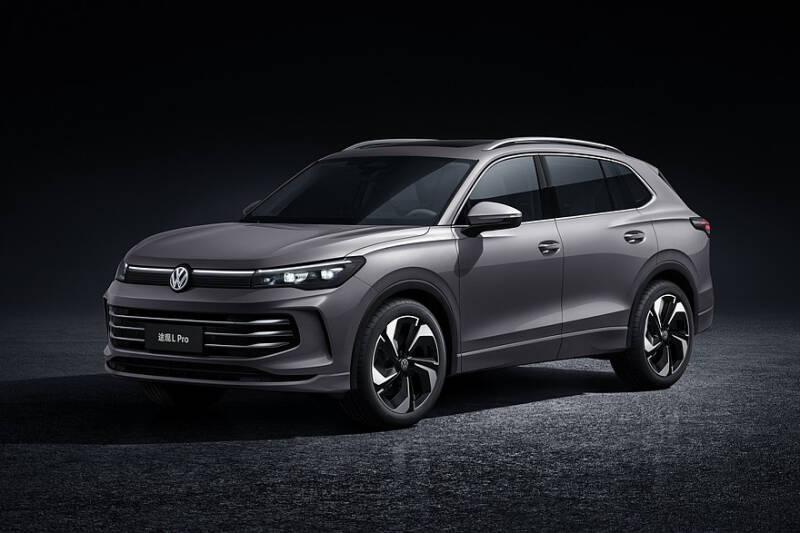 Длиннобазный Volkswagen Tiguan L Pro выходит на рынок: три экрана и никакой «зелени»