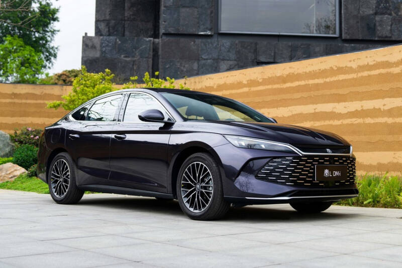 BYD запустила в продажу два новых седана: одинаковые техника и цены, но разный дизайн