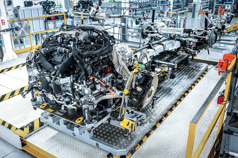 На смену W12: Bentley показала новую гибридную силовую установку на базе мотора V8