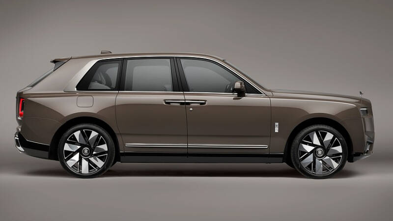 Обновлённый Rolls-Royce Cullinan: дизайн в стиле сухопутной яхты и прежняя техника