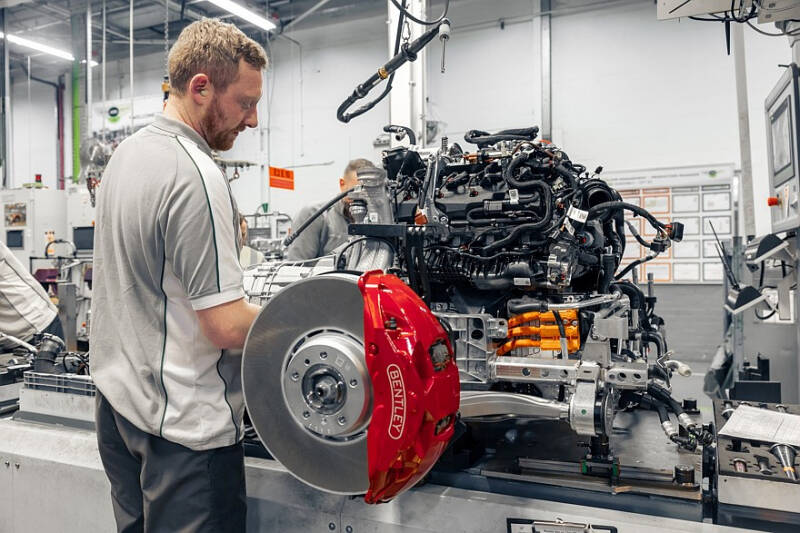 На смену W12: Bentley показала новую гибридную силовую установку на базе мотора V8