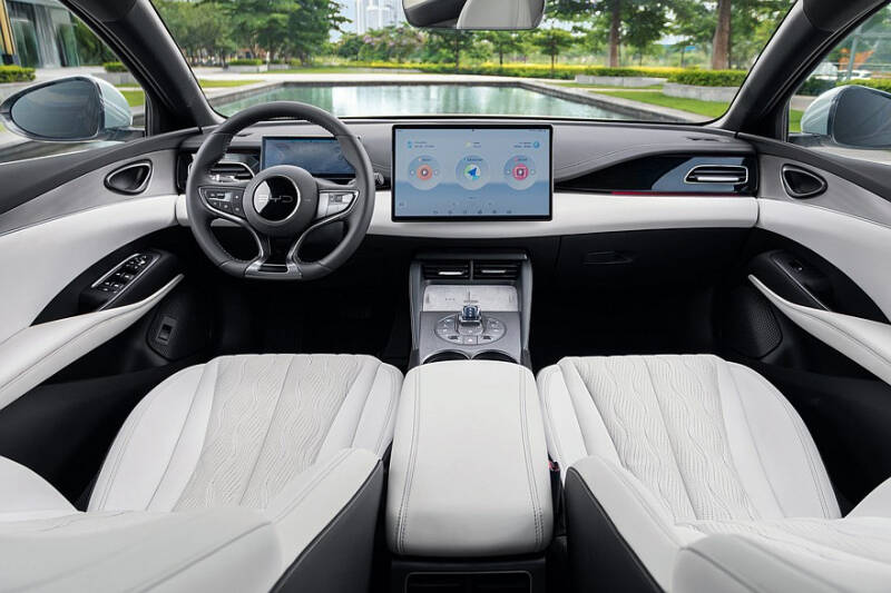 BYD запустила в продажу два новых седана: одинаковые техника и цены, но разный дизайн