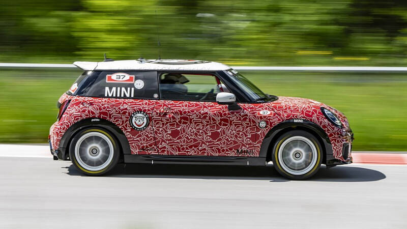 Новый хот-хэтч Mini John Cooper Works с бензиновым мотором готовится к дебюту