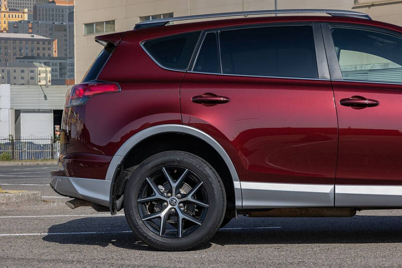Toyota RAV4 IV (XA40) с пробегом: идеальный ржавеющий кузов, потные фары и тысяча мелочей