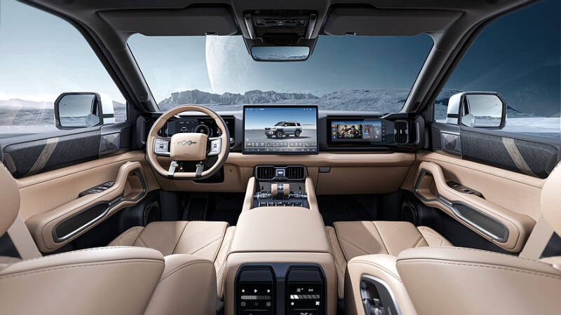 Флагманский внедорожник FangChengBao Leopard 8 от BYD: салон и подробности