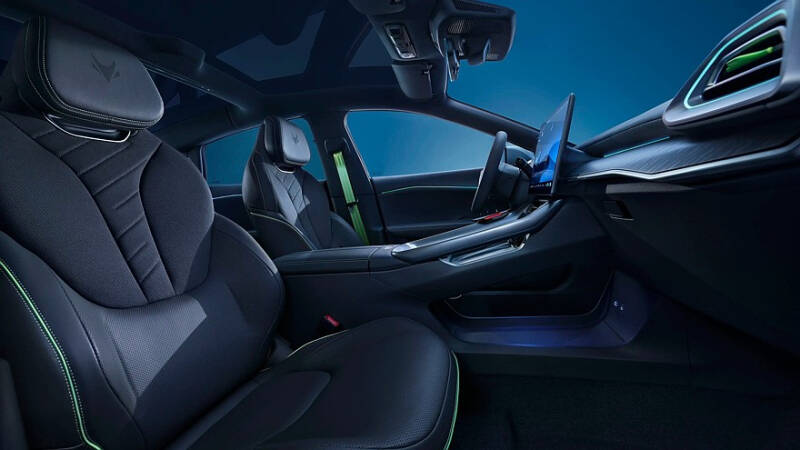 Новый электроседан Arcfox αS5 от BAIC: эффектный дизайн и двухмоторная топ-версия