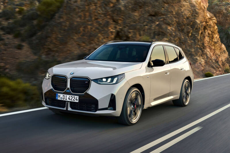 Новый BMW X3: монументальная внешность и светящийся сенсорный салон