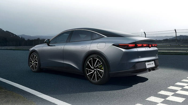 Новый электроседан Arcfox αS5 от BAIC: эффектный дизайн и двухмоторная топ-версия