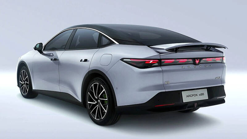 Новый электроседан Arcfox αS5 от BAIC: эффектный дизайн и двухмоторная топ-версия