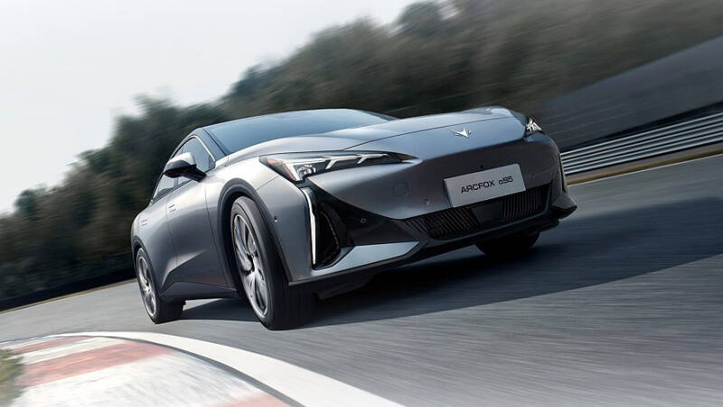 Новый электроседан Arcfox αS5 от BAIC: эффектный дизайн и двухмоторная топ-версия