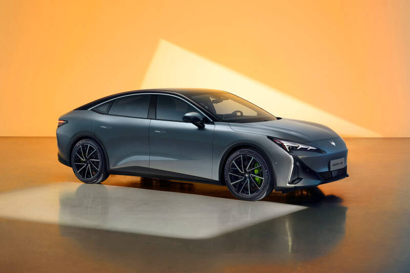 Новый электроседан Arcfox αS5 от BAIC: эффектный дизайн и двухмоторная топ-версия