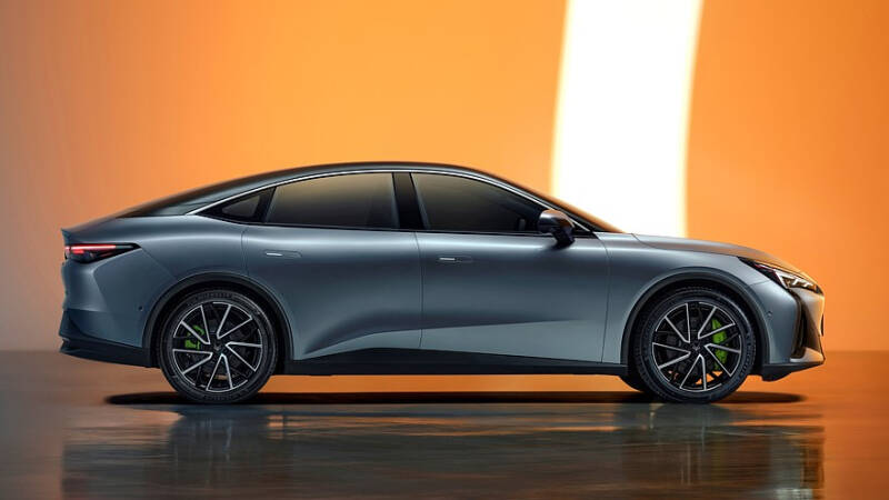 Новый электроседан Arcfox αS5 от BAIC: эффектный дизайн и двухмоторная топ-версия