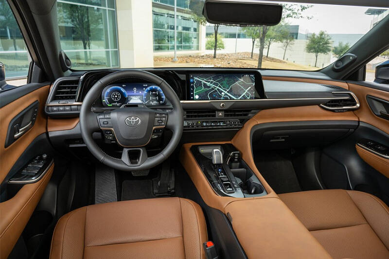 Кроссовер Toyota Crown Signia выходит на рынок: размером с Highlander, но на замену Venza
