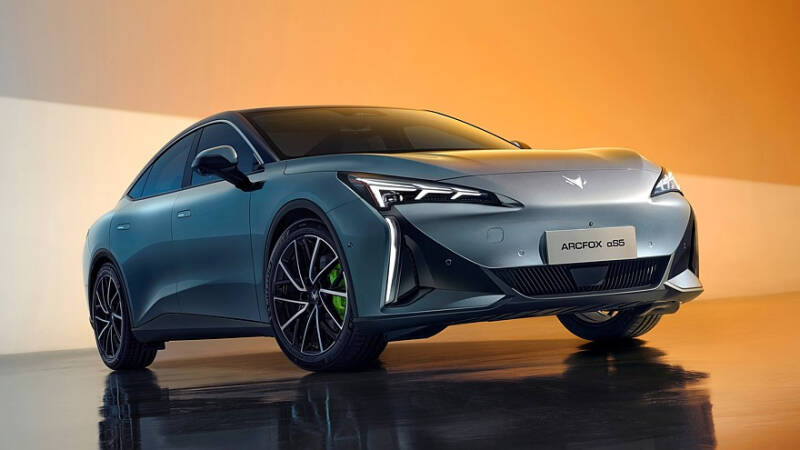 Новый электроседан Arcfox αS5 от BAIC: эффектный дизайн и двухмоторная топ-версия