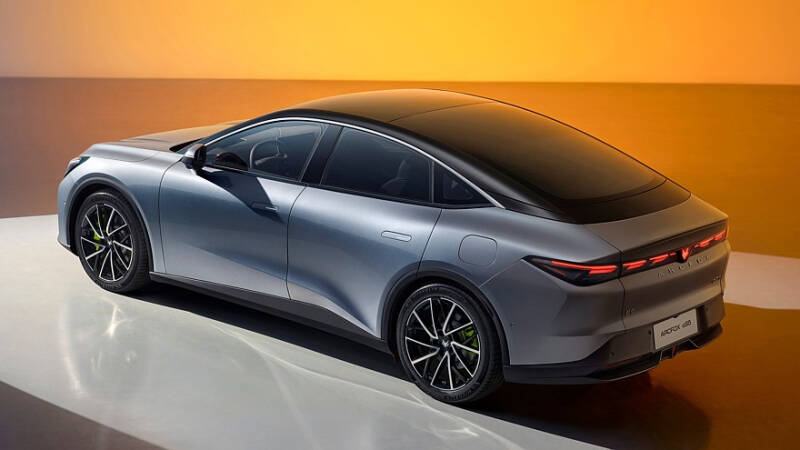 Новый электроседан Arcfox αS5 от BAIC: эффектный дизайн и двухмоторная топ-версия