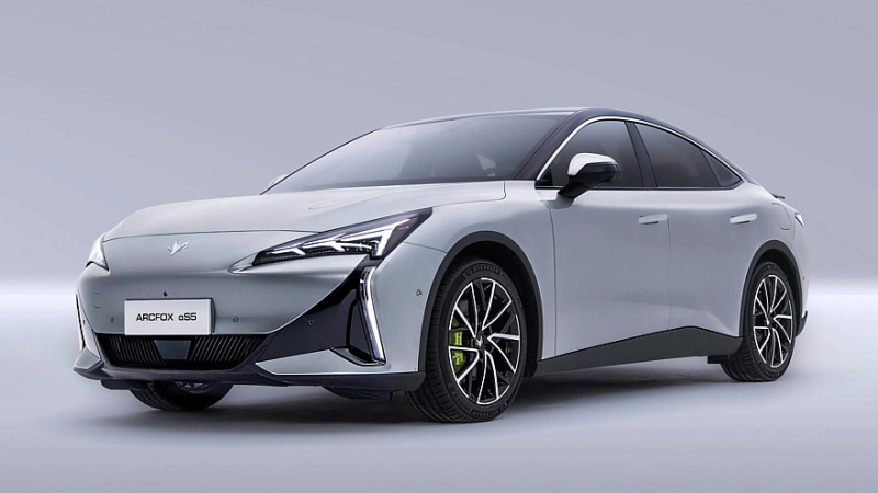 Новый электроседан Arcfox αS5 от BAIC: эффектный дизайн и двухмоторная топ-версия