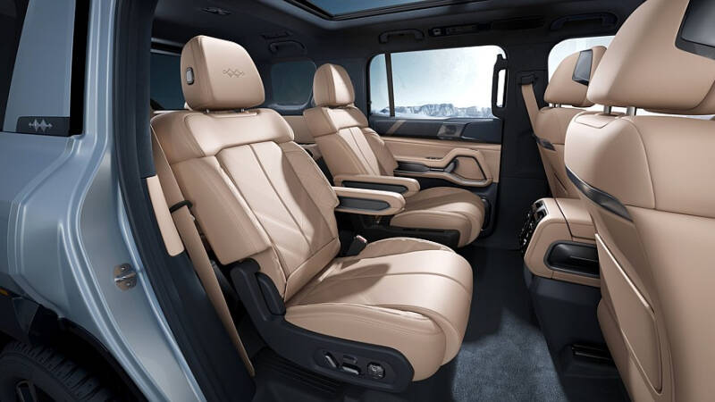 Флагманский внедорожник FangChengBao Leopard 8 от BYD: салон и подробности