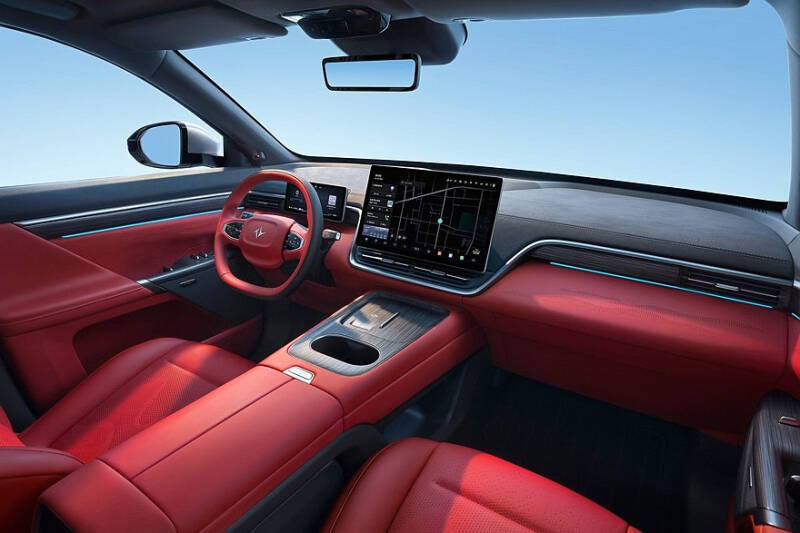 Кроссовер eπ 008 от Dongfeng: выдвижная тумба, два варианта начинки и одна цена