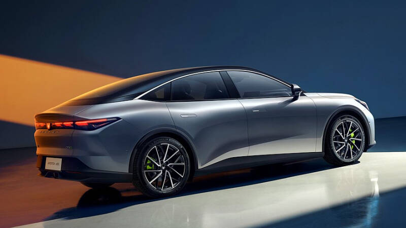 Новый электроседан Arcfox αS5 от BAIC: эффектный дизайн и двухмоторная топ-версия