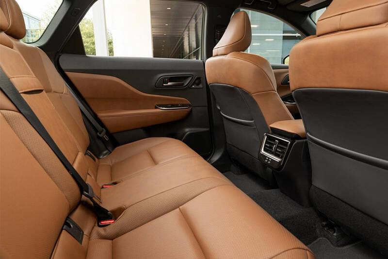 Кроссовер Toyota Crown Signia выходит на рынок: размером с Highlander, но на замену Venza