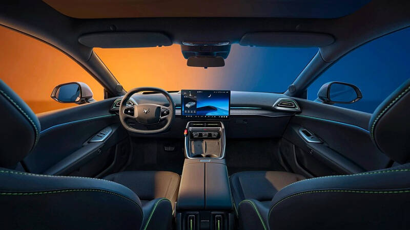 Новый электроседан Arcfox αS5 от BAIC: эффектный дизайн и двухмоторная топ-версия
