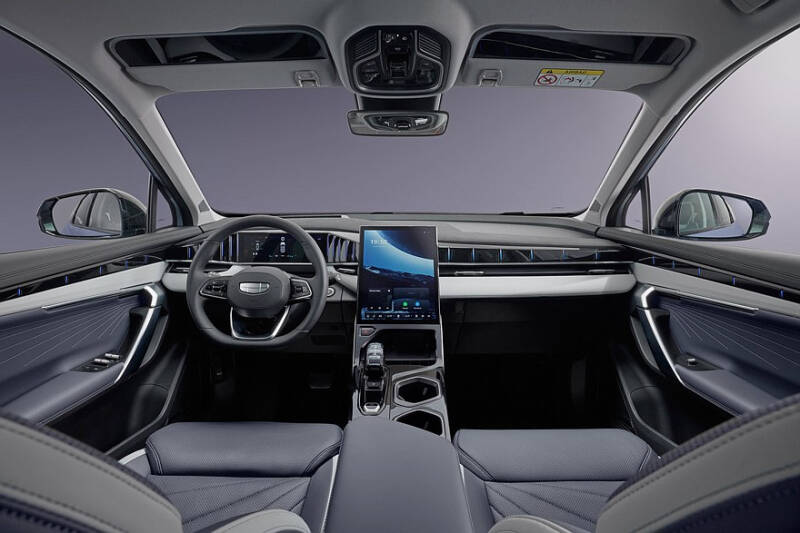 Geely Atlas с полным приводом и новой коробкой: цены в России