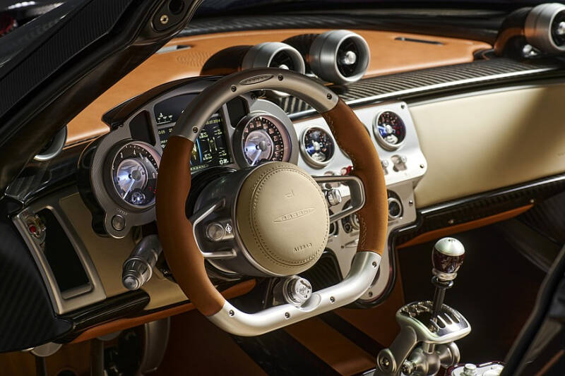 Pagani Utopia Roadster: две крыши на выбор, 864-сильный V12 и никакого лишнего веса