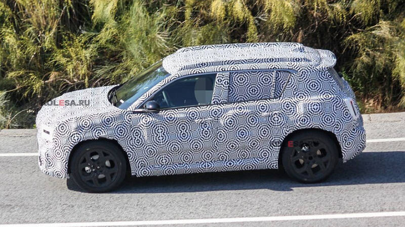 К премьере готовится конкурент Citroën ë-C3: кросс-хэтчбек Renault 4 проехался на камеру