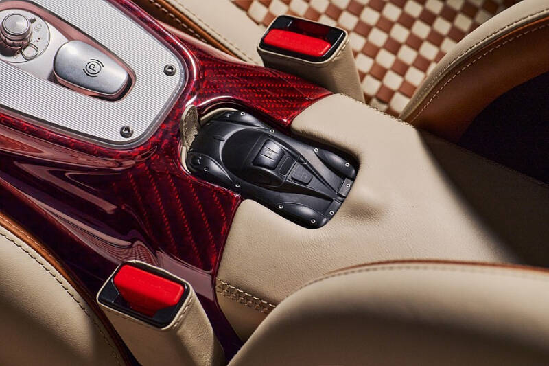 Pagani Utopia Roadster: две крыши на выбор, 864-сильный V12 и никакого лишнего веса