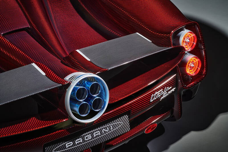 Pagani Utopia Roadster: две крыши на выбор, 864-сильный V12 и никакого лишнего веса