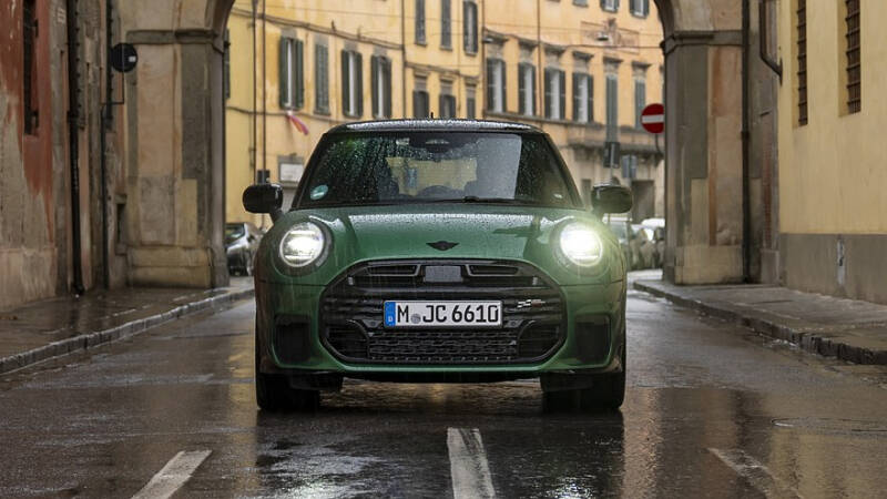 Mini рассекретила бензиновый хэтчбек Cooper S в новой «подогретой» версии – JCW