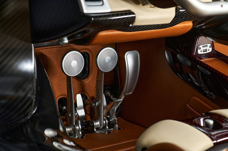 Pagani Utopia Roadster: две крыши на выбор, 864-сильный V12 и никакого лишнего веса