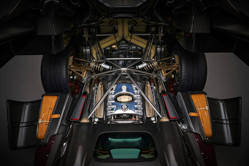 Pagani Utopia Roadster: две крыши на выбор, 864-сильный V12 и никакого лишнего веса