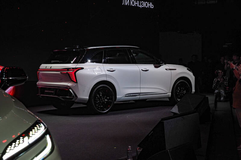 Вырваться из сегмента: первое знакомство с Hongqi HS3