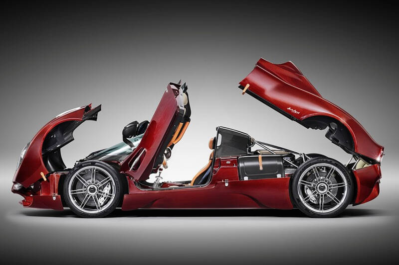 Pagani Utopia Roadster: две крыши на выбор, 864-сильный V12 и никакого лишнего веса