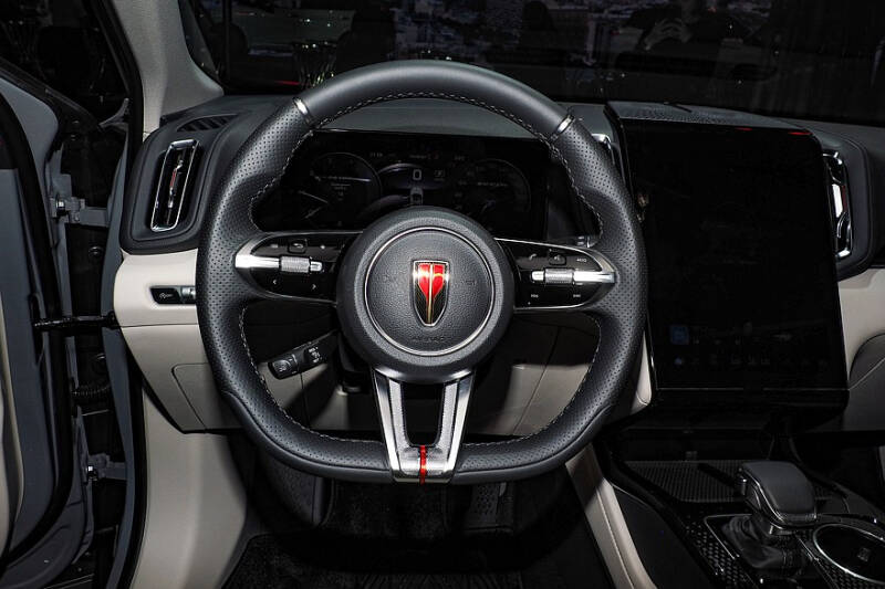 Вырваться из сегмента: первое знакомство с Hongqi HS3
