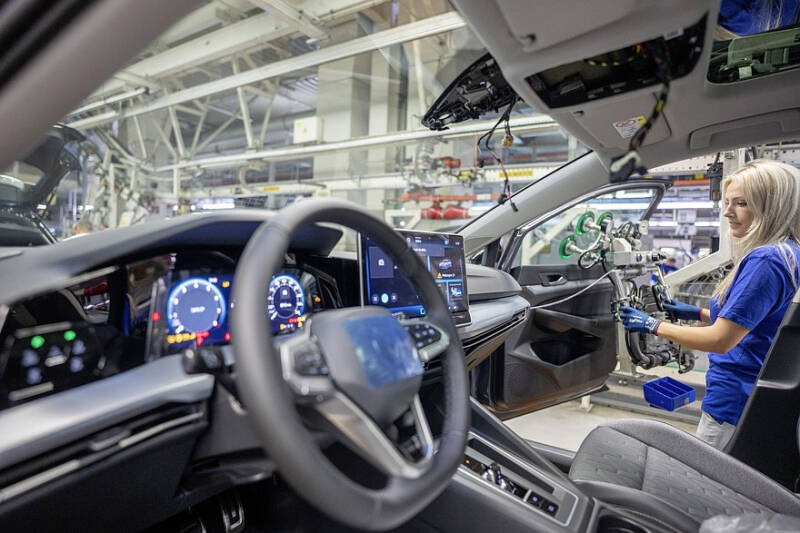 Работать до позеленения: «восьмой» VW Golf может остаться на конвейере до 2035 года
