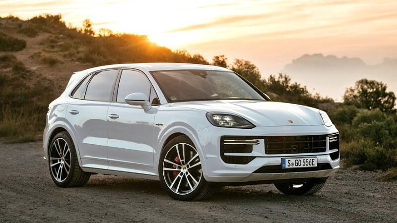 Новый Porsche Cayenne показался на первых фото: он не заменит, а дополнит старый