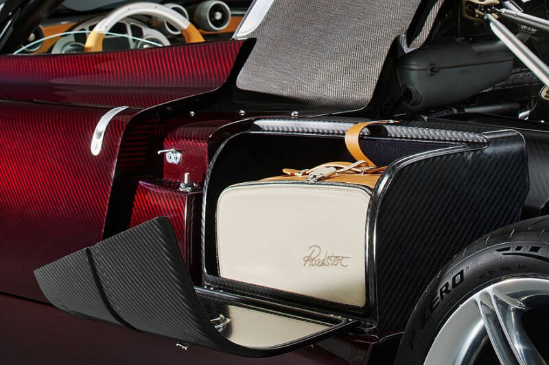 Pagani Utopia Roadster: две крыши на выбор, 864-сильный V12 и никакого лишнего веса